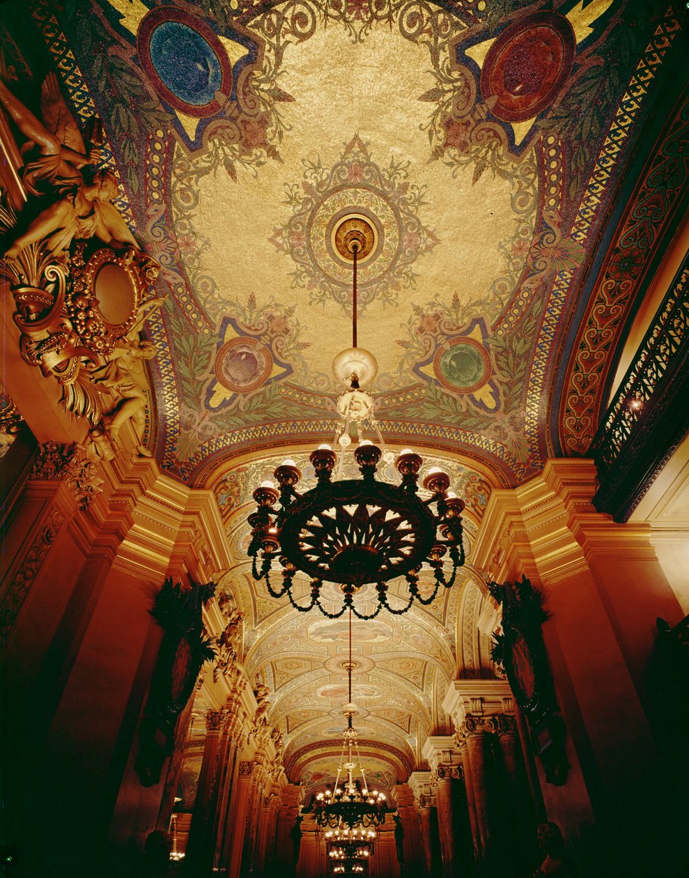 Decke eines der beiden kleinen Salons auf beiden Seiten des Foyers von Philippe Marie Chaperon
