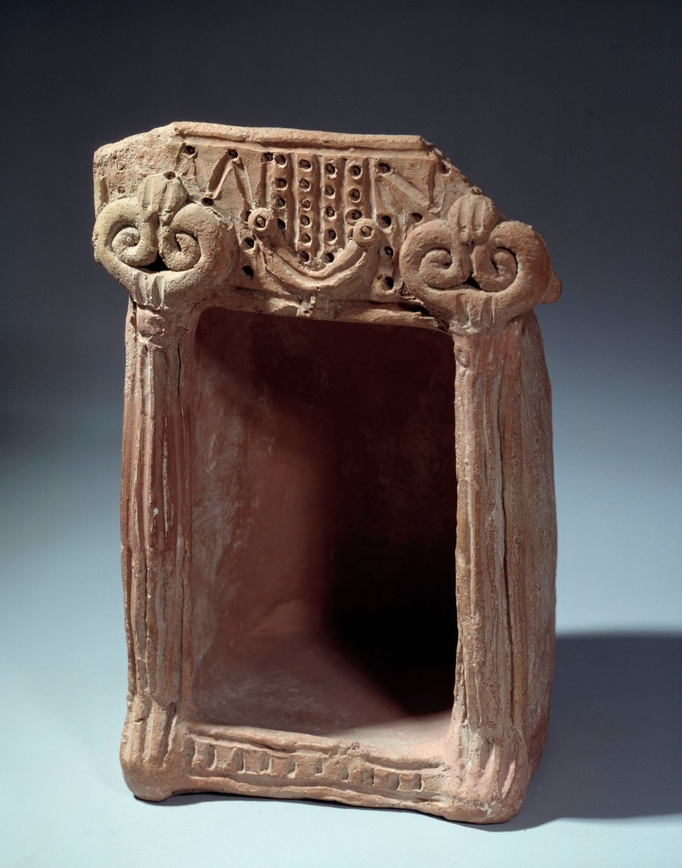Orientalische Antike: Terrakotta-Heiligtum zur Verehrung von Idolen von Phoenician