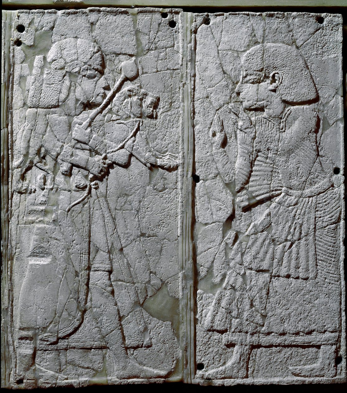 Phönizische Zivilisation: Bettverzierung mit einem Elfenbeinrelief, das einen Wächter zeigt, der dem König einen Löwen präsentiert von Phoenician