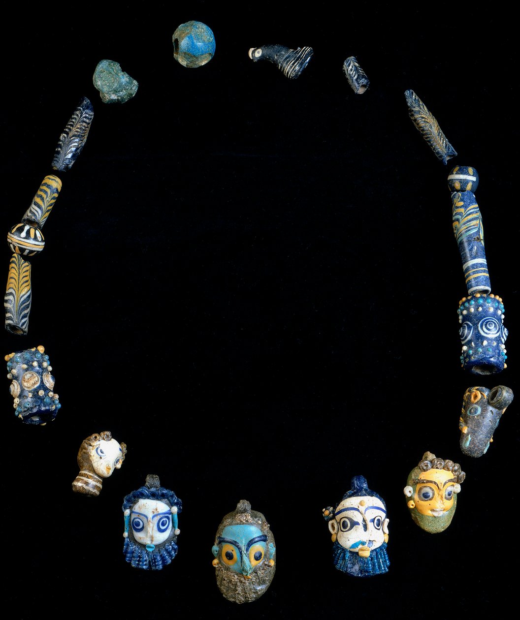 Halskette aus Glas mit Anhängern, die bärtige Köpfe darstellen, ursprünglich aus Olbia, jetzt im Nationalen Archäologischen Museum von Cagliari aufbewahrt von Phoenician Phoenician