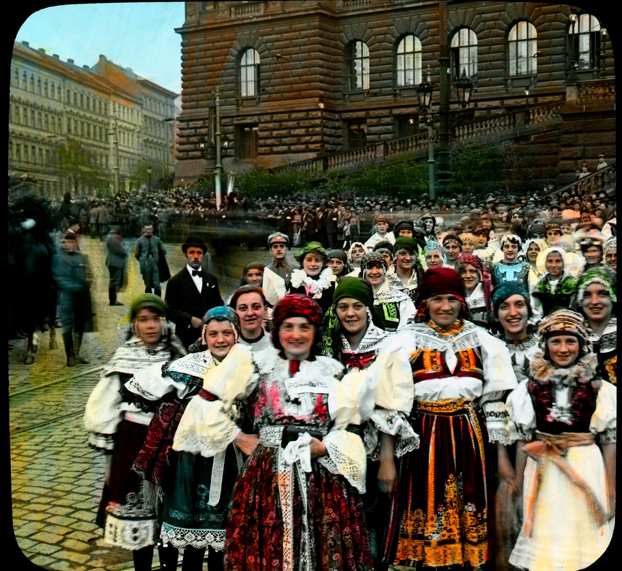 Junge Frauen in Nationaltrachten, Wenzelsplatz, Prag, Tschechoslowakei, ca. 1921 von Photographer Czech