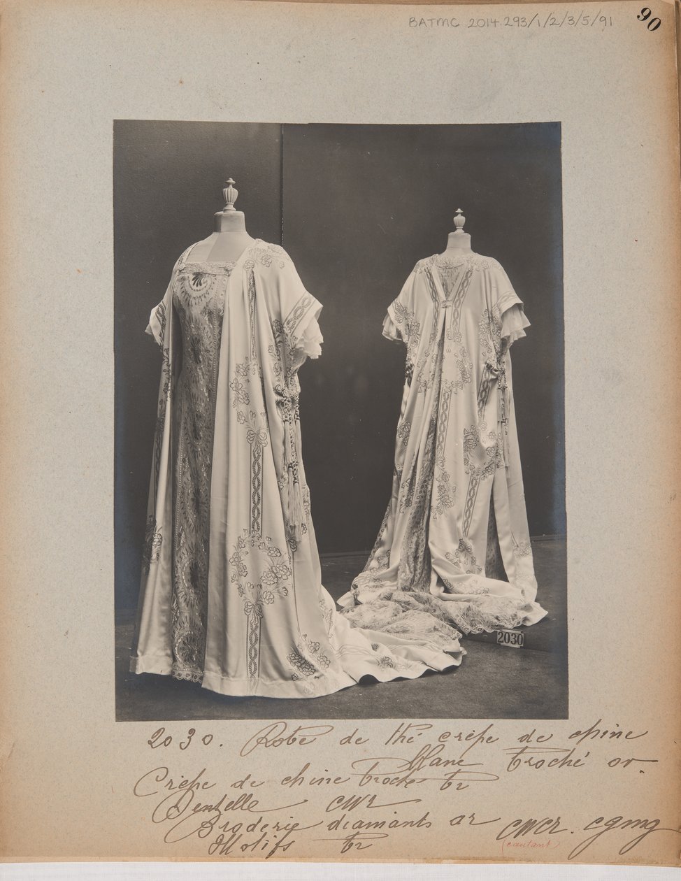 Albumseite: House of Worth, Ballkleid von Photographer French
