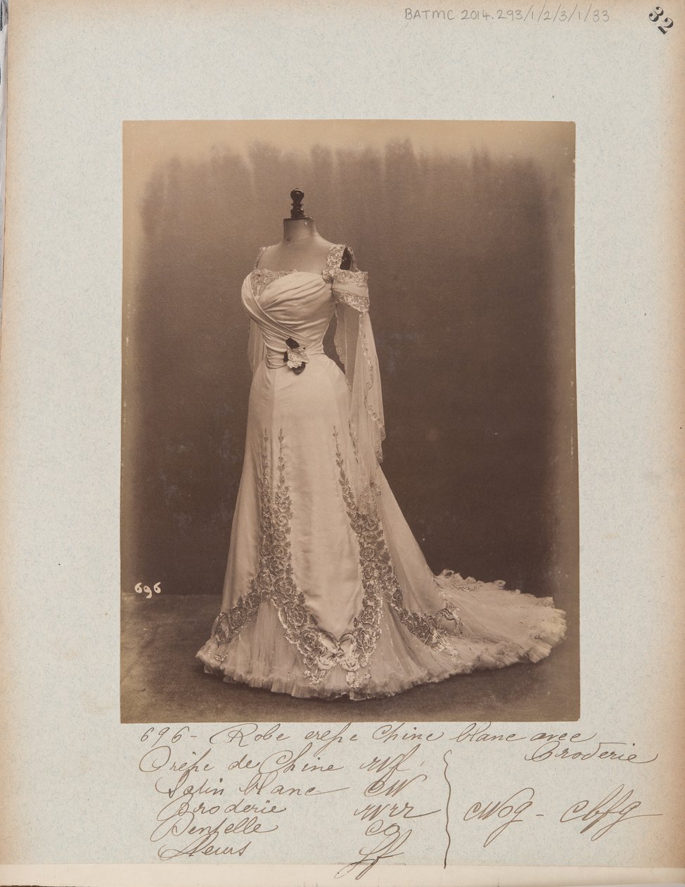 Albumseite: House of Worth, Ballkleid von Photographer French