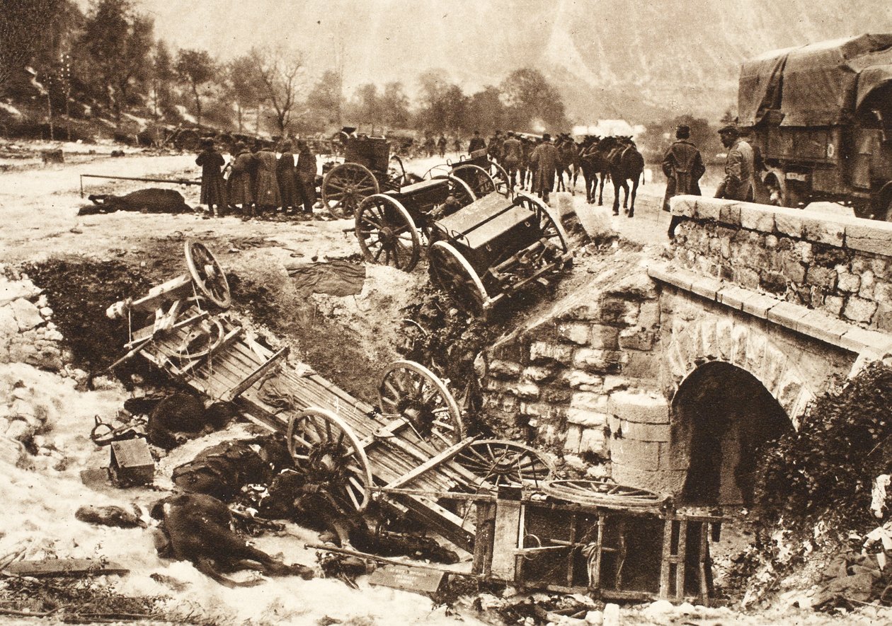 Ein italienischer Munitionskonvoi auf einer Versorgungsroute in der Nähe von Udine unter deutschem Artilleriefeuer (s/w Foto) von Photographer German