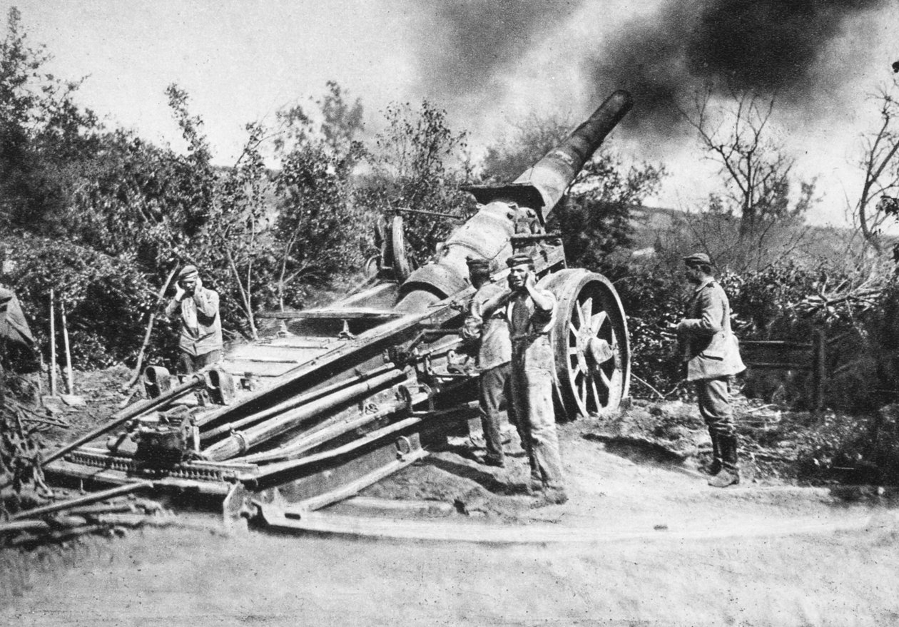 Deutsche Soldaten feuern eine schwere Kanone (s/w-Foto) von Photographer German