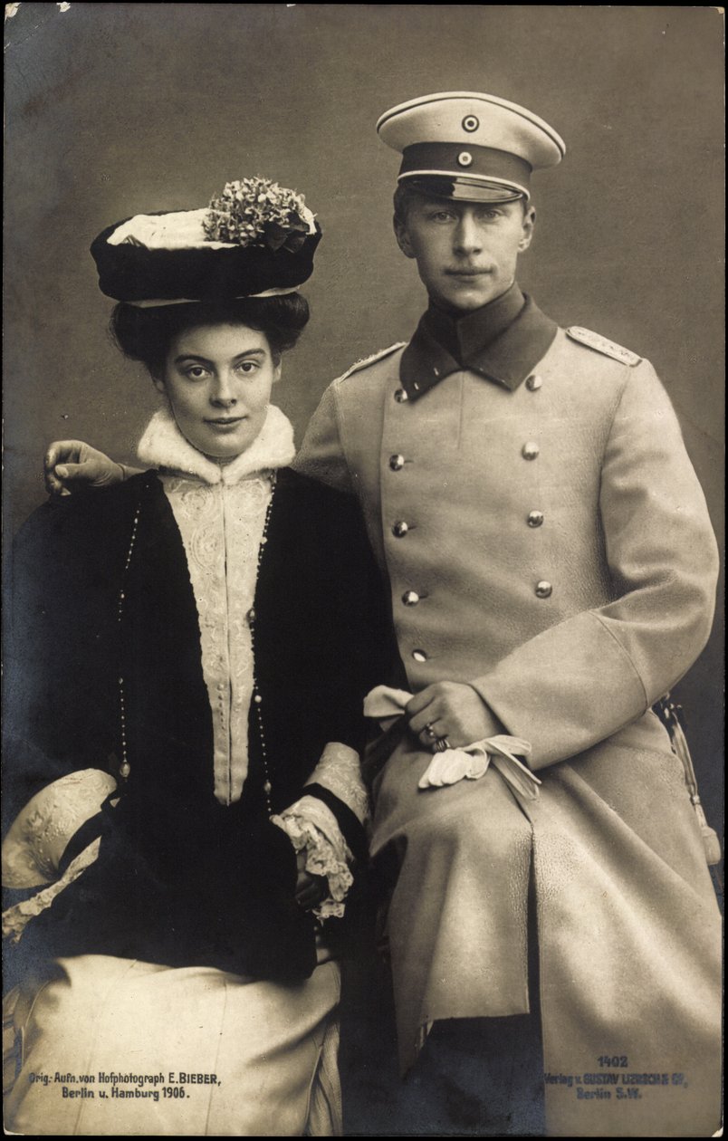 Prinzessin Cecilie mit Prinz Wilhelm, Mantel und Hut von Photographer German