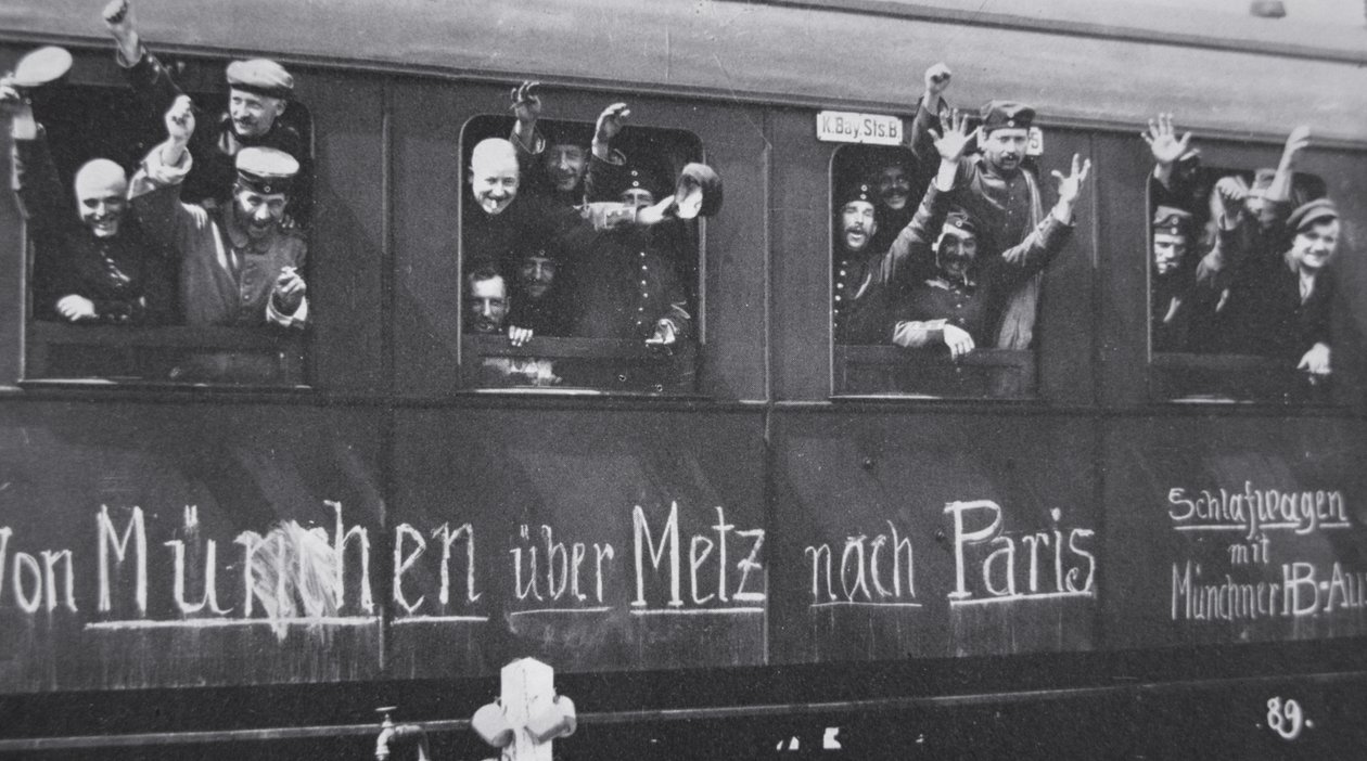Deutsche Truppen des Ersten Weltkriegs fahren in einem Eisenbahnwagen mit der Aufschrift 
