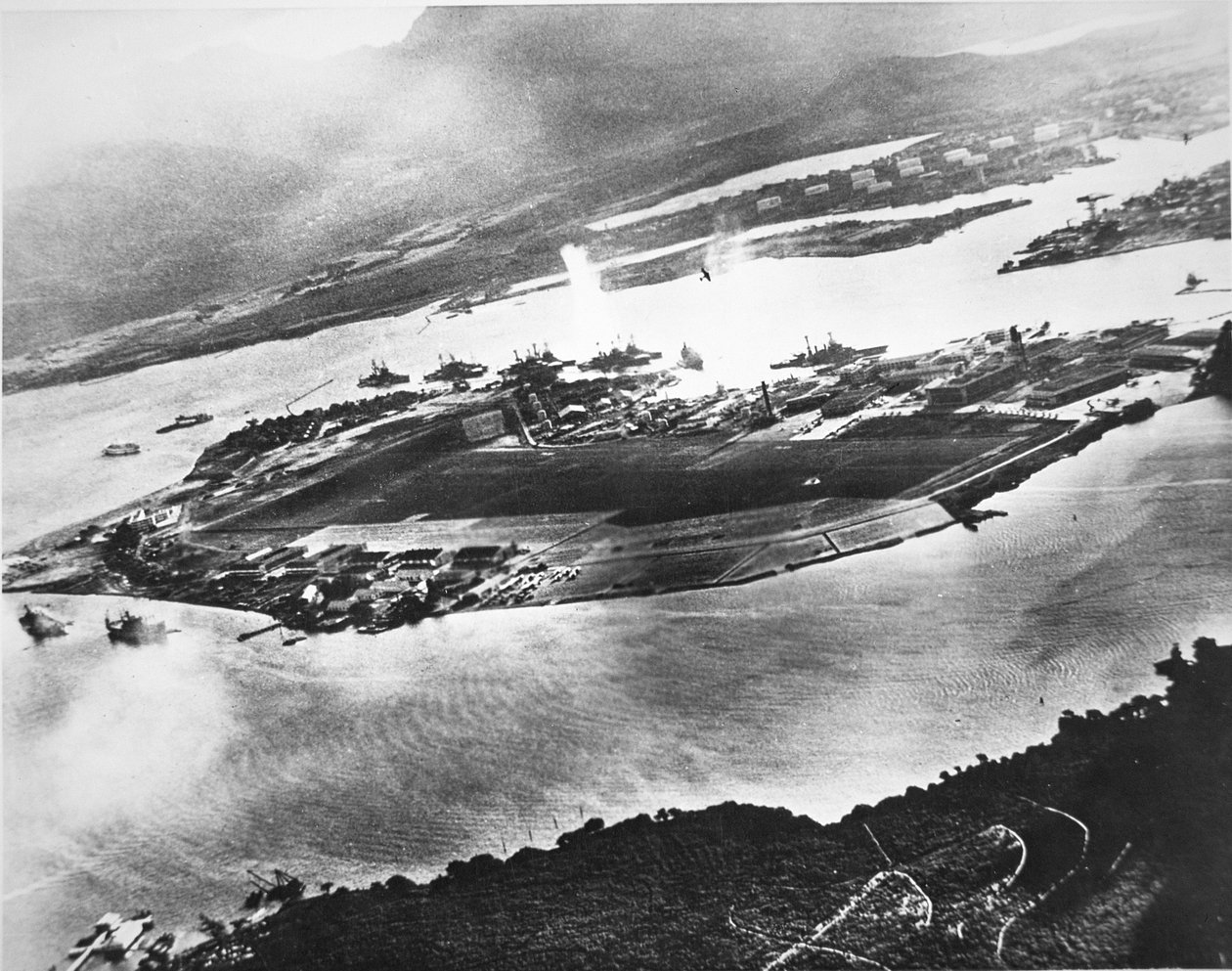 Luftaufnahme von Ford Island und Battleship Row, Pearl Harbor, 7. Dezember 1941 von Photographer Japanese