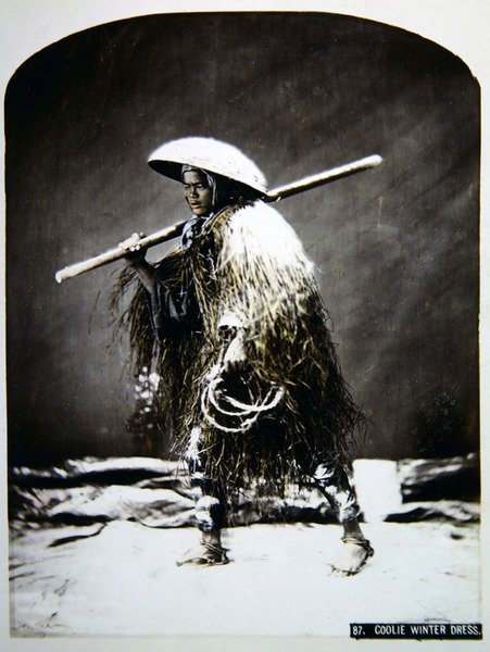 Japanischer Träger in seiner Winterkleidung, um 1900 von Photographer Japanese
