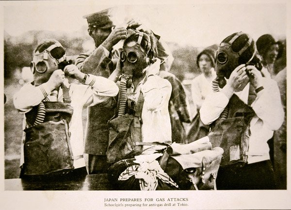 Japanische Schulmädchen in Tokio bereiten sich auf eine Anti-Gas-Luftangriffsübung vor von Photographer Japanese