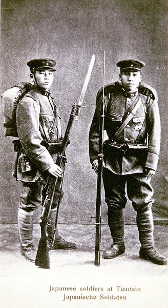 Japanische Soldaten stationiert in Tientsin, China von Photographer Japanese
