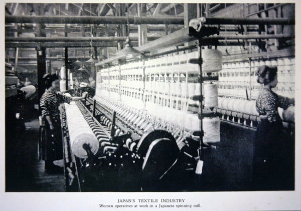Frauen bei der Arbeit in einer japanischen Spinnerei von Photographer Japanese