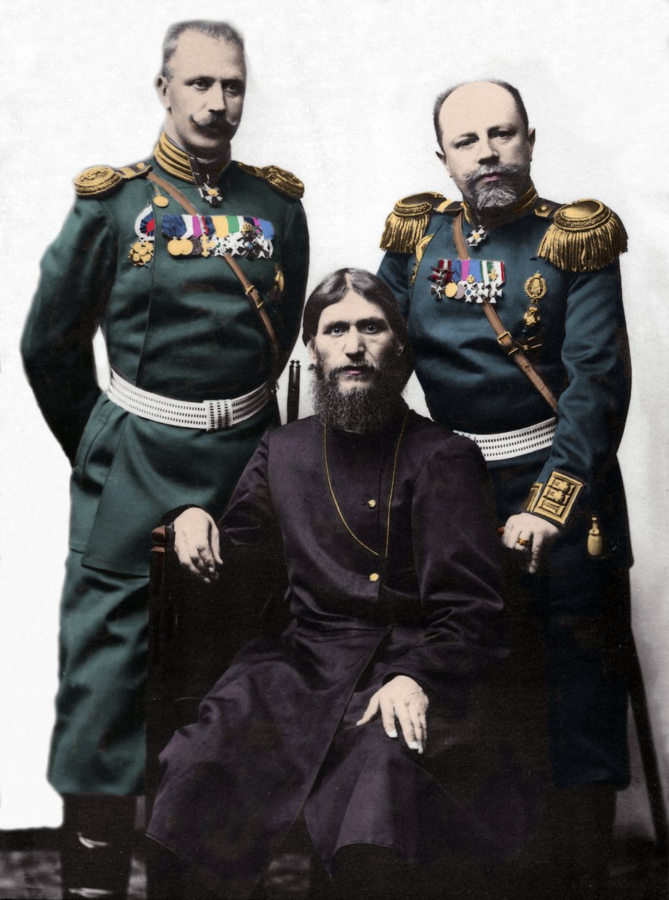 Grigory Rasputin mit Hauptmann von Lohman und Prinz Oberst Putyatin. (Von links nach rechts: Prinz Mikhail Putyatin, Grigory Rasputin und Oberst D. Loman) von Photographer Russian