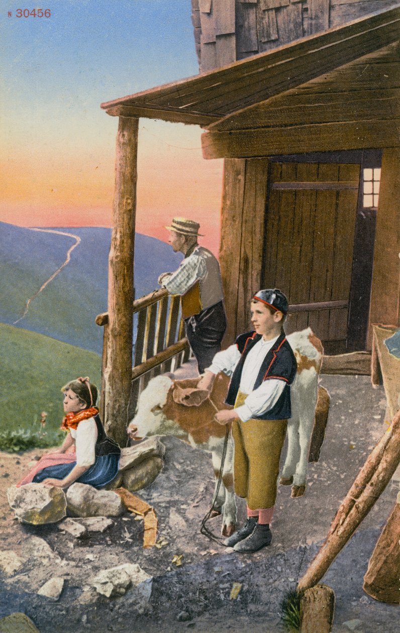 Vater und zwei Kinder bei ihrer Hütte in den Schweizer Alpen. Postkarte von 1913. von Photographer Swiss