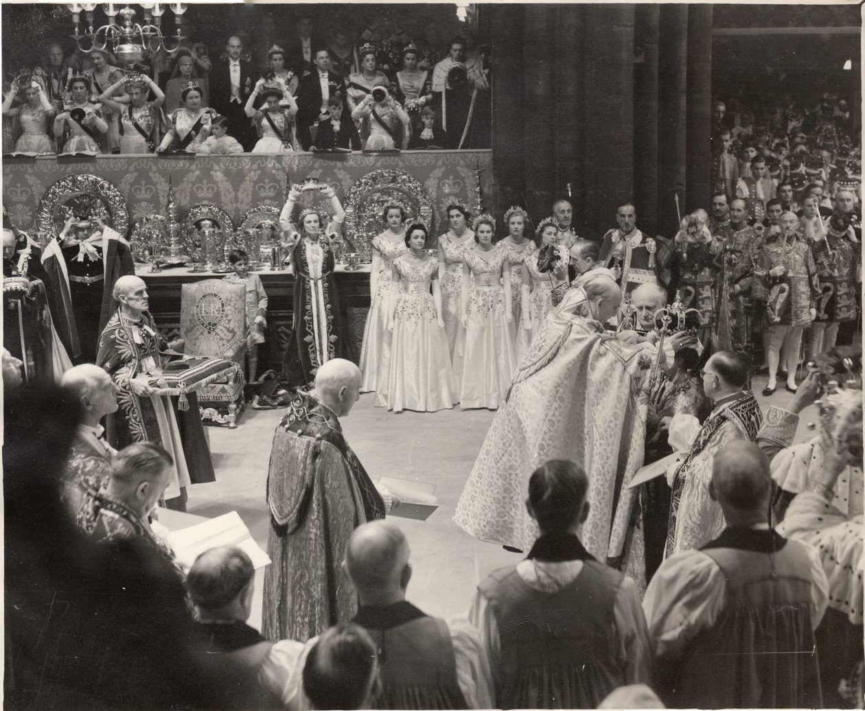Herzogin Mary, mit ihrer Krone, die Königin Elizabeth II. bei der Krönung huldigt von Blaise Nicolas Le Sueur
