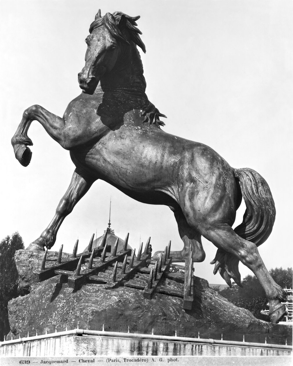 Pferd mit einer Egge, vor dem ersten Palast von Trocadero, gebaut für die Weltausstellung 1878, 1878 von Pierre Louis Rouillard
