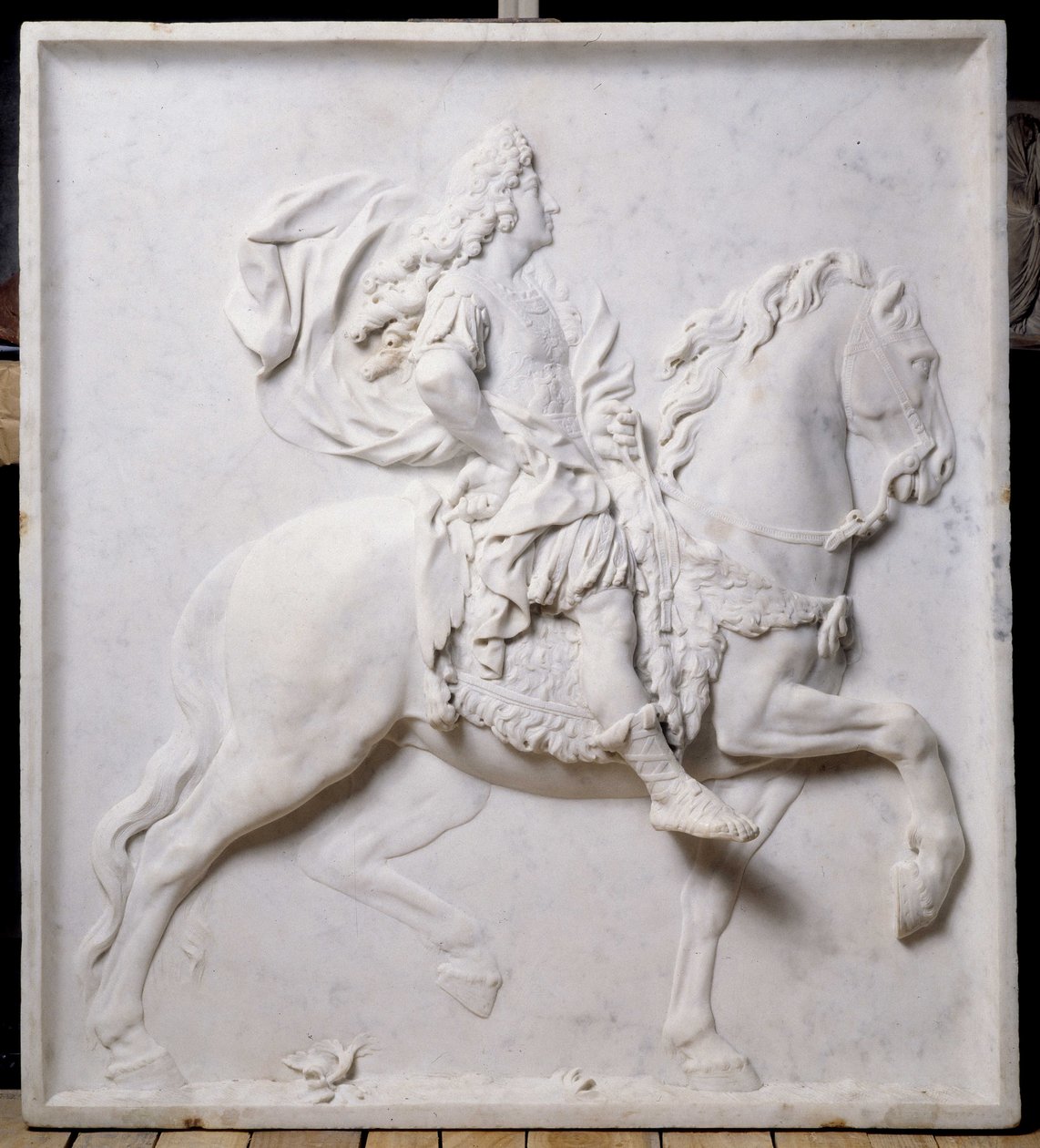 Flachrelief, das Ludwig XIV. (1638-1715) auf einem Pferd darstellt (Skulptur) von Pierre Puget