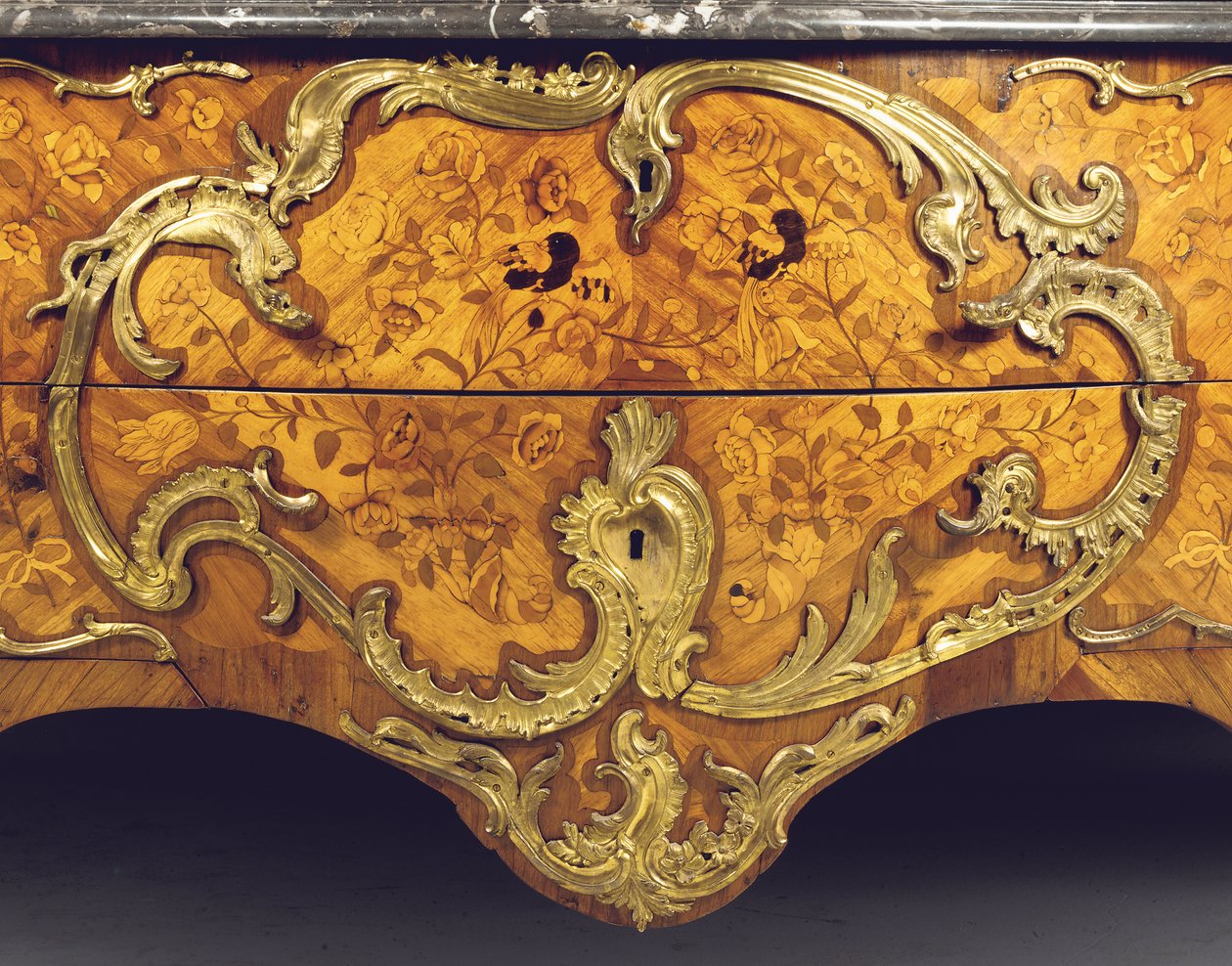 Detail einer Louis XV Kommode, verkauft von Adrien Delorme von Pierre Roussel