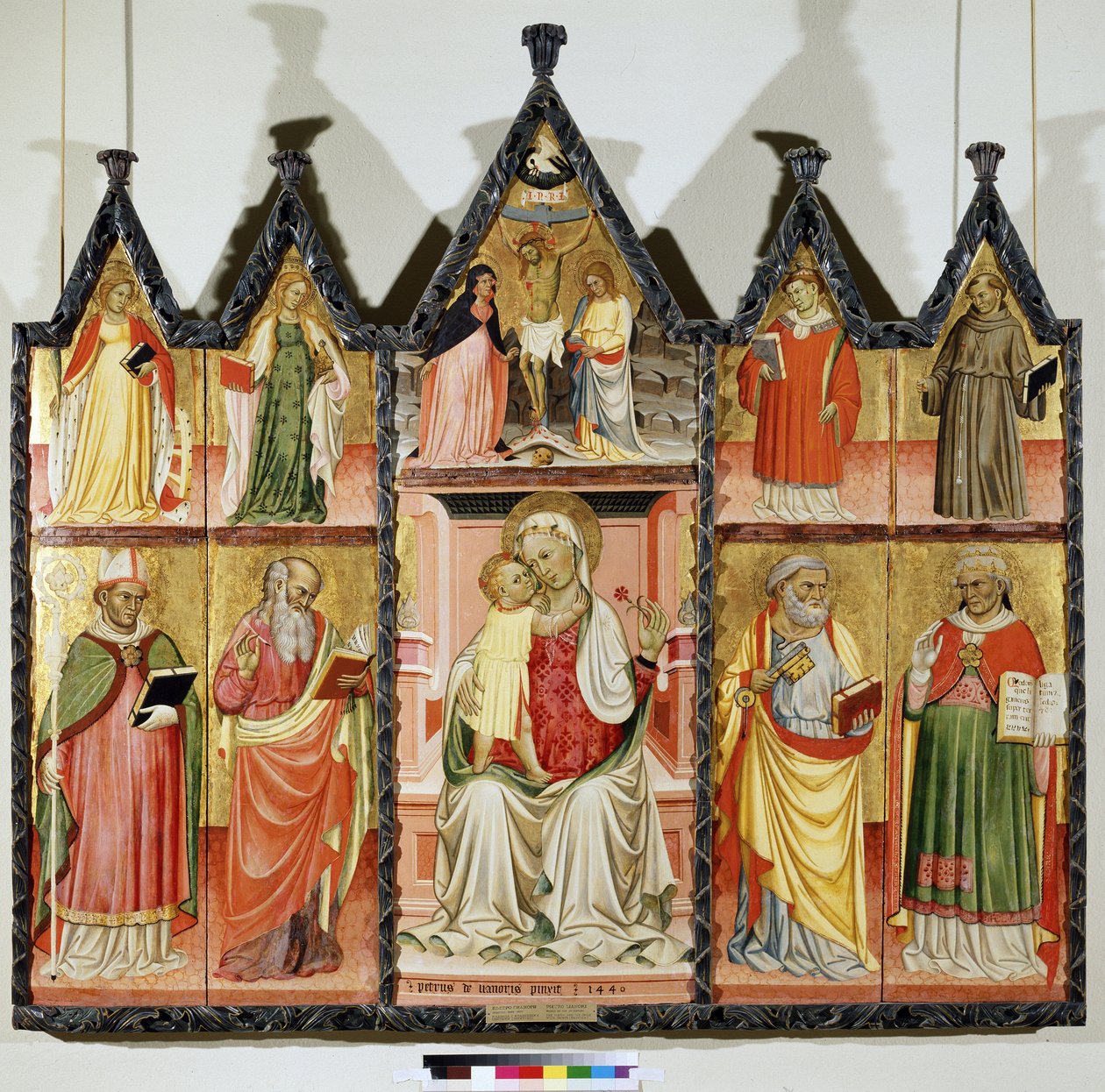 Polyptychon der Jungfrau mit Kind und Heiligen. Oben links: Heilige Katharina von Alexandrien und Heilige Maria Magdalena. In der Mitte um den gekreuzigten Christus mit der Inschrift 