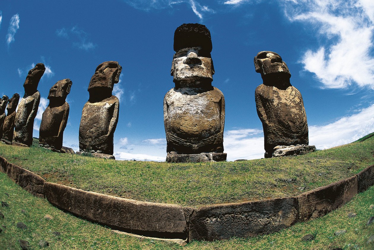 Moai-Statuen, Rapa Nui Nationalpark, Osterinsel, Chile von Polynesian Polynesian