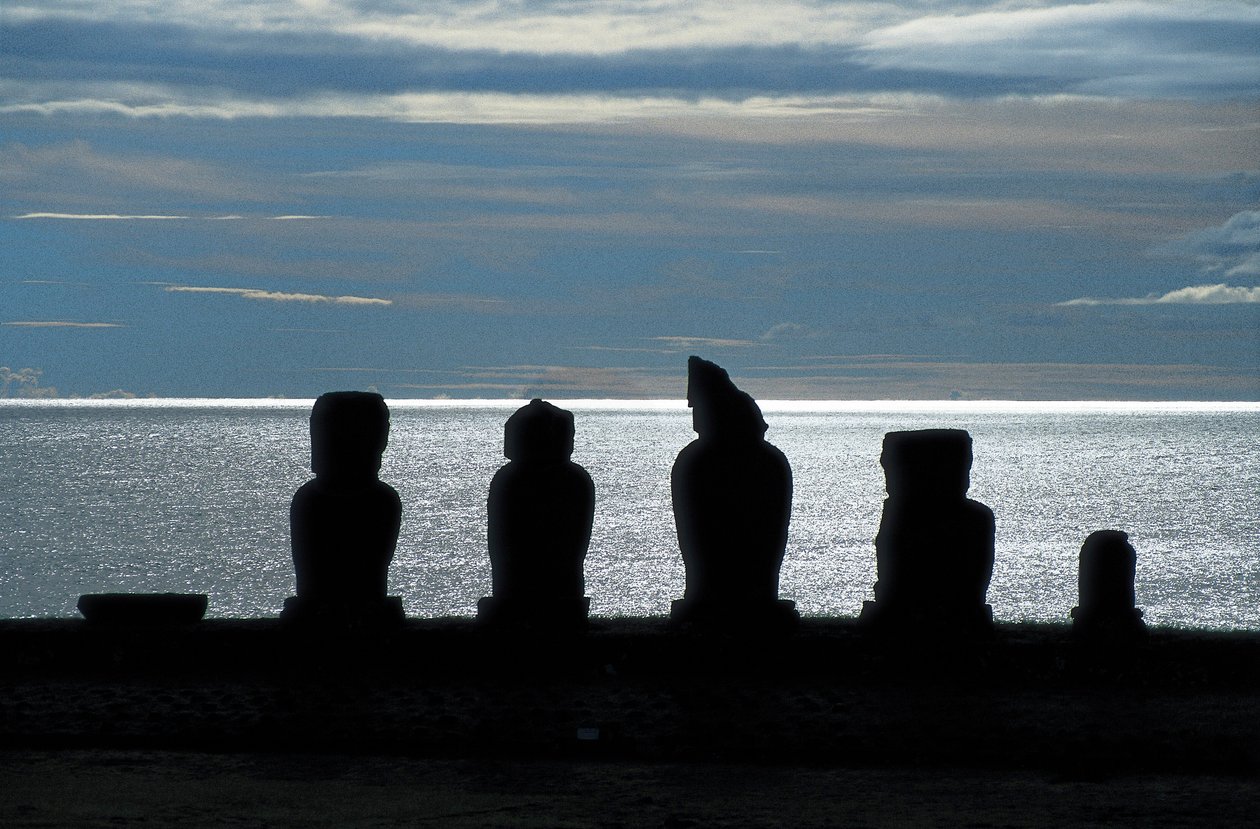 Moai-Statuen, Rapa Nui Nationalpark, Osterinsel, Chile von Polynesian Polynesian