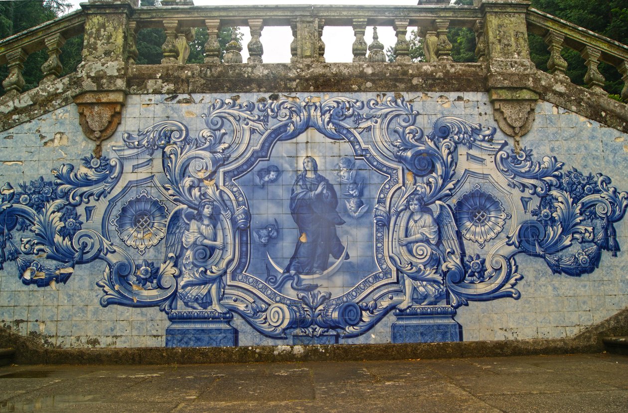 Dekoratives Paneel zeigt die Jungfrau Maria, die die Schlange zertritt, Lamego, Portugal. 1738 von Portuguese School