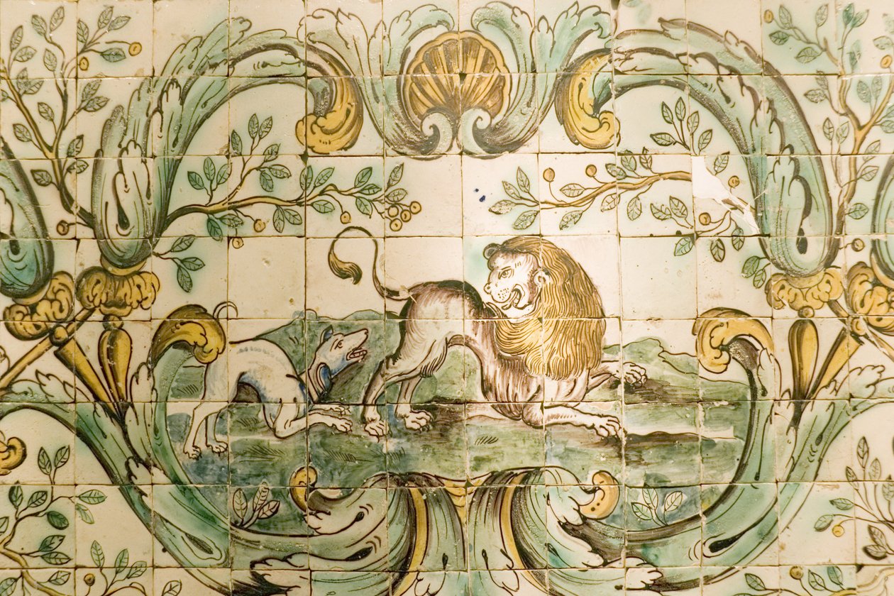 Majolika-Fliesen, die einen Hund zeigen, der einen Löwen jagt, aus dem Jagdzimmer im Palacio da Praia, Belem, ca. 1680 von Portuguese School