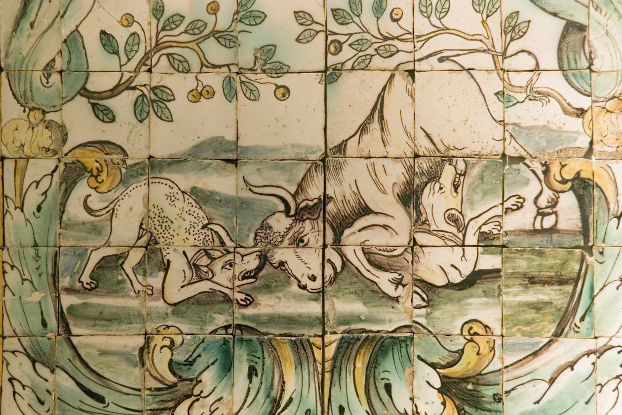 Majolika-Fliesen, die Hunde zeigen, die einen Stier angreifen, aus dem Jagdzimmer im Palacio da Praia, Belem, ca. 1680 von Portuguese School
