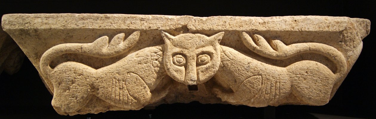 Zoomorphes Kapitell von einer der ursprünglichen Säulen von Portuguese School