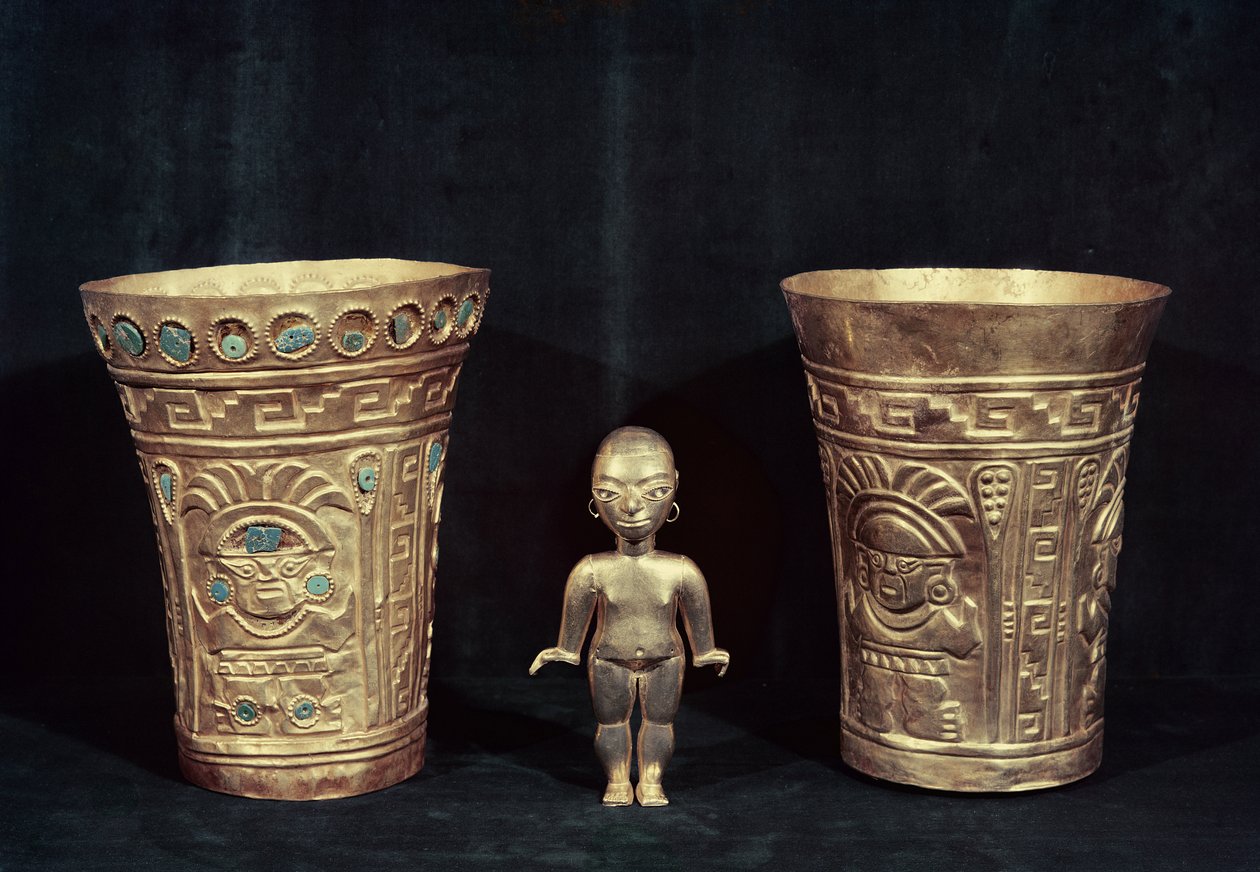 Zwei Chimu-Vasen mit mythologischen Figuren und ein kleiner weiblicher Mochica-Idol von Pre Columbian