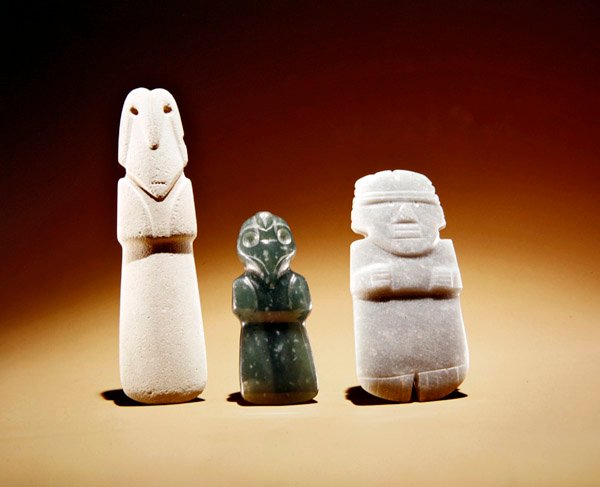 Geschnitzte Figuren mit zentralem vogelförmigem Kelt mit konvexem Rücken, aus Guacimo, Linea Vieja Gebiet von Pre Columbian Pre Columbian