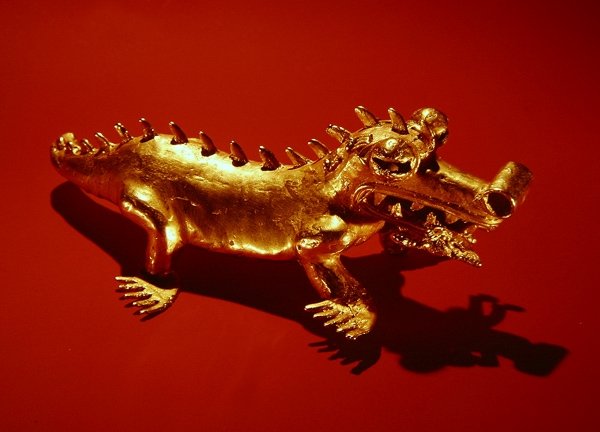 Anhänger, der ein Krokodil darstellt, das eine menschliche Figur im Maul hat, aus La Vaca, Punta Burica von Pre Columbian Pre Columbian