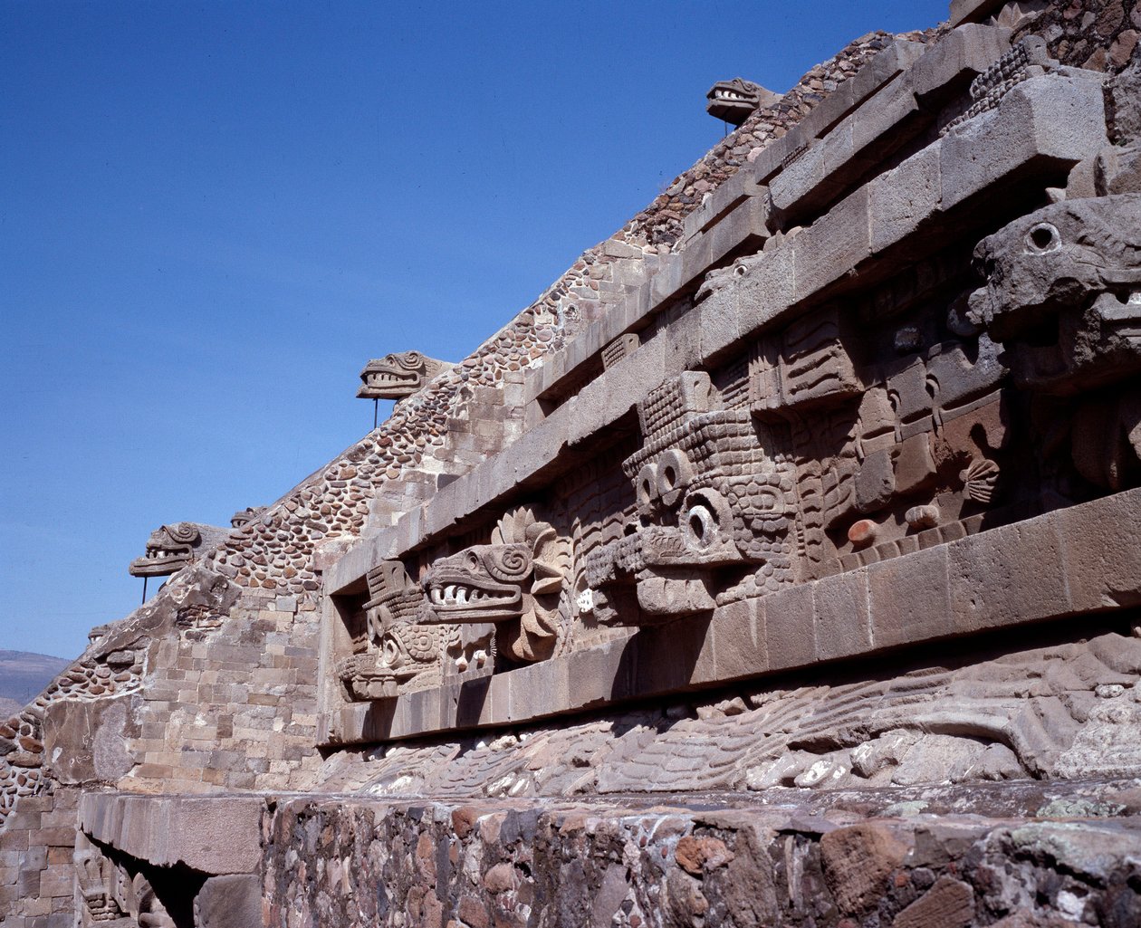 Präkolumbische Zivilisation: Blick auf die Stätte von Teotihuacan: der Tempel von Quetzalcoatl oder Tempel der gefiederten Schlange von Pre Columbian Pre Columbian