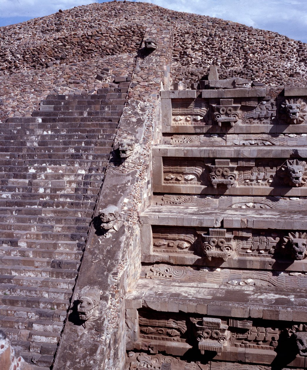 Präkolumbianische Zivilisation: Blick auf die Stätte von Teotihuacan: der Tempel von Quetzalcoatl oder Tempel der gefiederten Schlange. Mexiko von Pre Columbian Pre Columbian