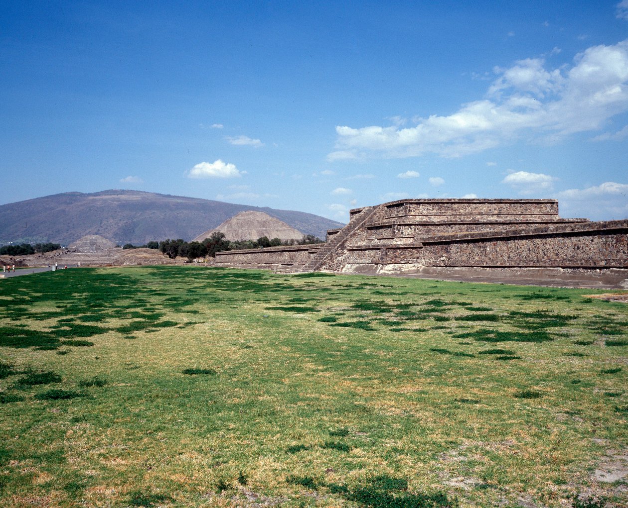 Präkolumbianische Zivilisation: Blick auf die Stätte von Teotihuacan (300 v. Chr. - 600 n. Chr.): der Tempel (oder die Pyramide) der Sonne. Mexiko von Pre Columbian Pre Columbian