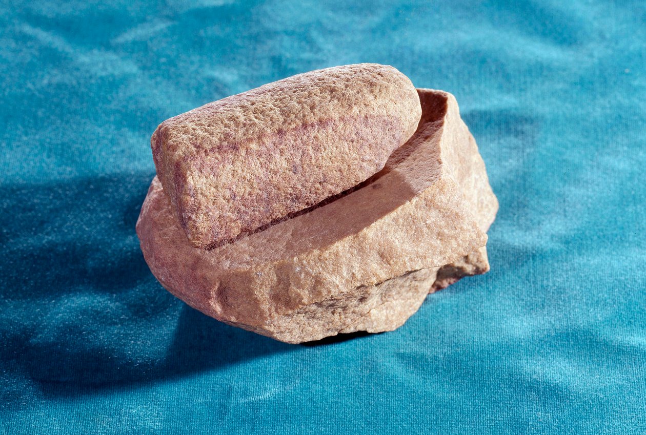 Prähistorie: Mahlstein zum Mahlen von Salz. Saint Germain en Laye, Museum für Nationalarchäologie von Prehistoric Prehistoric