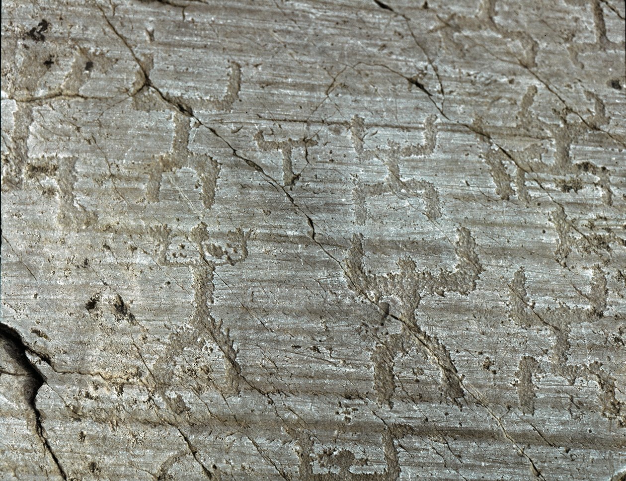 Vorgeschichte, Camunni-Zivilisation, Felskunst: ein Grabfelsen mit stilisierten Darstellungen von Figuren, bekannt als „die Oranten“ mit zum Himmel ausgestreckten Armen. Zeitraum zwischen dem Neolithikum und der Bronzezeit. Roche Nr. 50. Naquane (Brescia)  von Prehistoric Prehistoric