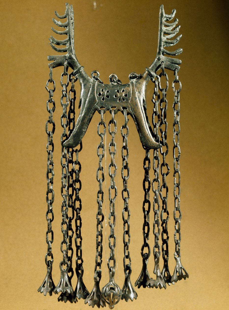 Prähistorie: Elan-förmiger Anhänger mit zwei Köpfen aus einem Fundort in Dolanlar (Aserbaidschan) Bronzezeit. Baku, Aserbaidschanisches Staatliches Religionsgeschichtliches Museum von Prehistoric Prehistoric