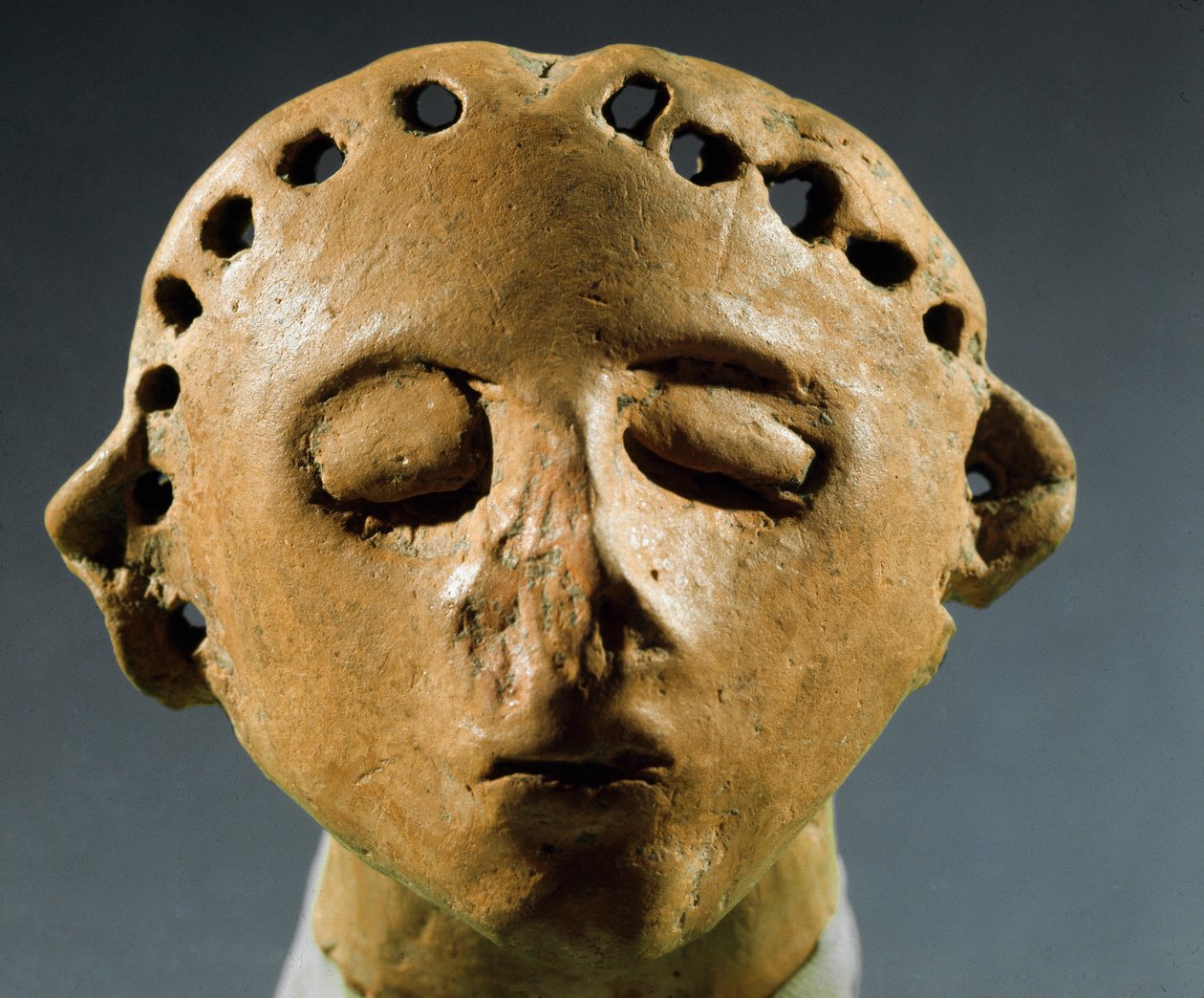 Prähistorie, Kultur von Cucuteni-Trypillia: Kopf einer Tonstatue. 3000 v. Chr. Neolithikum, Steinzeit. Kischinau, Historisches Institut der Wissenschaften der Republik Moldau von Prehistoric Prehistoric
