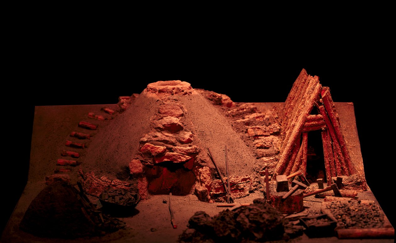 Prähistorie: Rekonstruktion einer Eisenzeit-Schmiede. Saint Germain en Laye, Museum der Antiken von Prehistoric Prehistoric