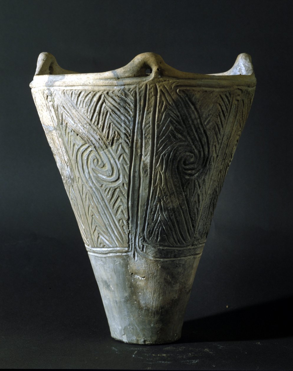 Terrakottavase aus der Jomon-Zeit (Vorgeschichte Japans). Rom, Nationalmuseum für Orientalische Kunst von Prehistoric Prehistoric