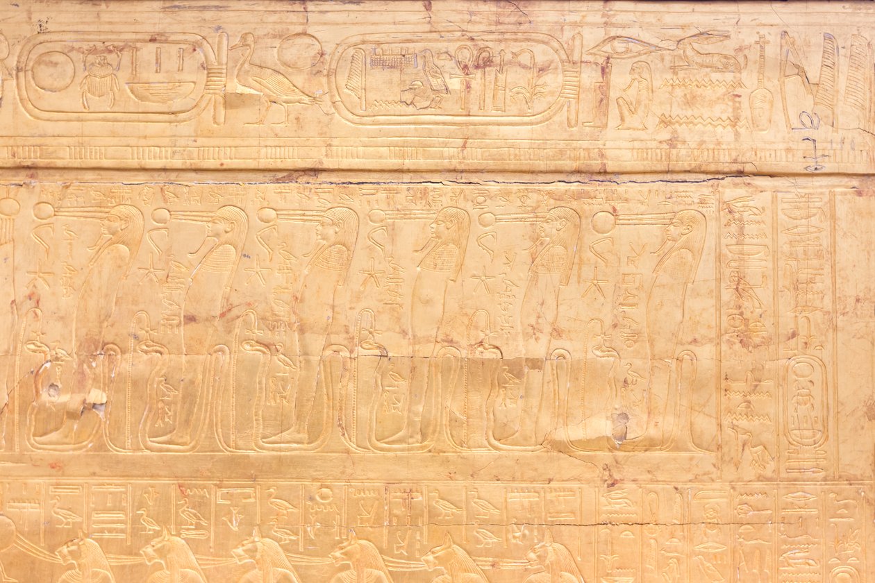 Das äußere goldene Heiligtum der Grabkammer von Tutanchamun, Ägyptisches Museum, Kairo, Ägypten von Prehistoric Prehistoric