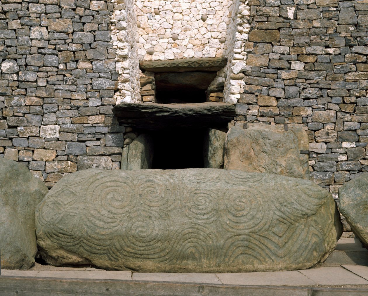 Ansicht des Eingangs des prähistorischen Denkmals in Newgrange, 3200 v. Chr. von Prehistoric Prehistoric