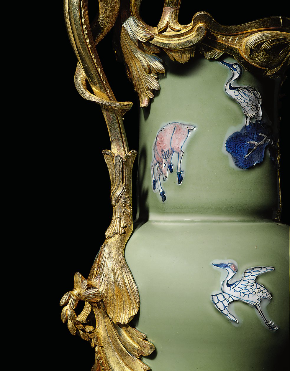 Einer von einem Paar Louis XV Kannen, Porzellan 1662-1722, Montierungen ca. 1745-49 von Qing Dynasty - Kangxi Period Chinese School
