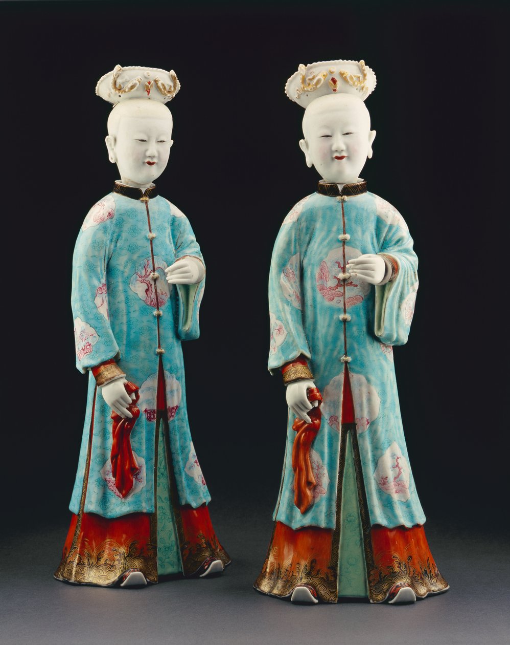 Ein Paar weibliche Figuren, Qianlong-Periode, 1736-95 (Porzellan) von Qing Dynasty Chinese School