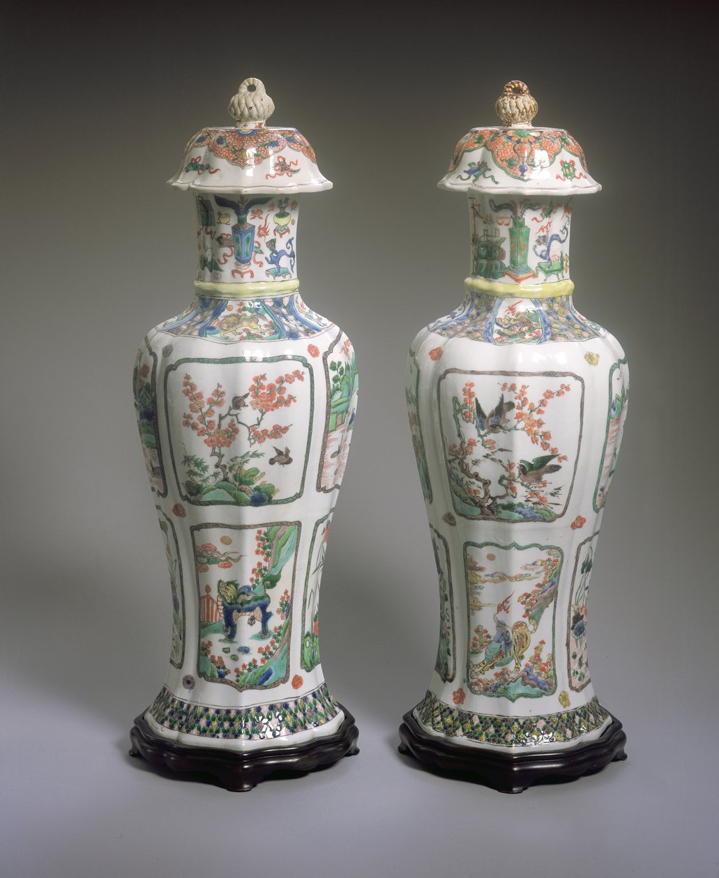 Paar chinesischer Exportvasen Famille Verte mit Deckeln, Kangxi-Periode (1662-1722) von Qing Dynasty Chinese School