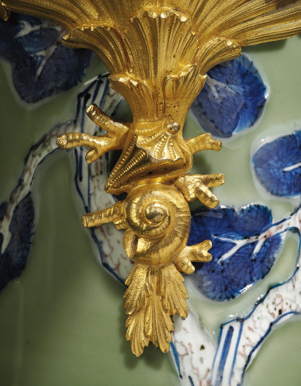 Einer von einem Paar Louis XV Kannen, Porzellan 1662-1722, Montierungen ca. 1745-49 von Qing Dynasty - Kangxi Period Chinese