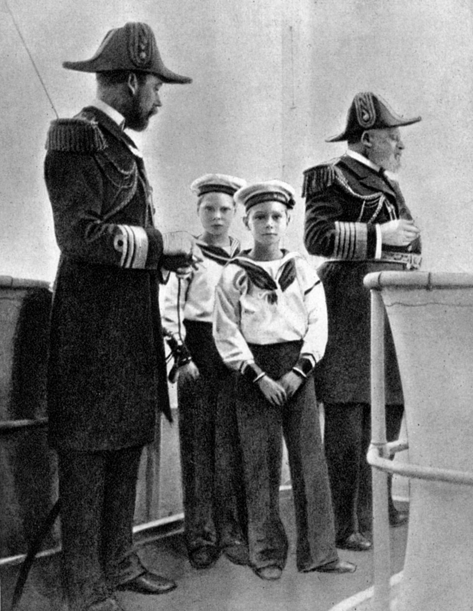 König Edward VII. mit seinem Sohn George und seinen zwei ältesten Enkeln, 1908 von Queen Alexandra