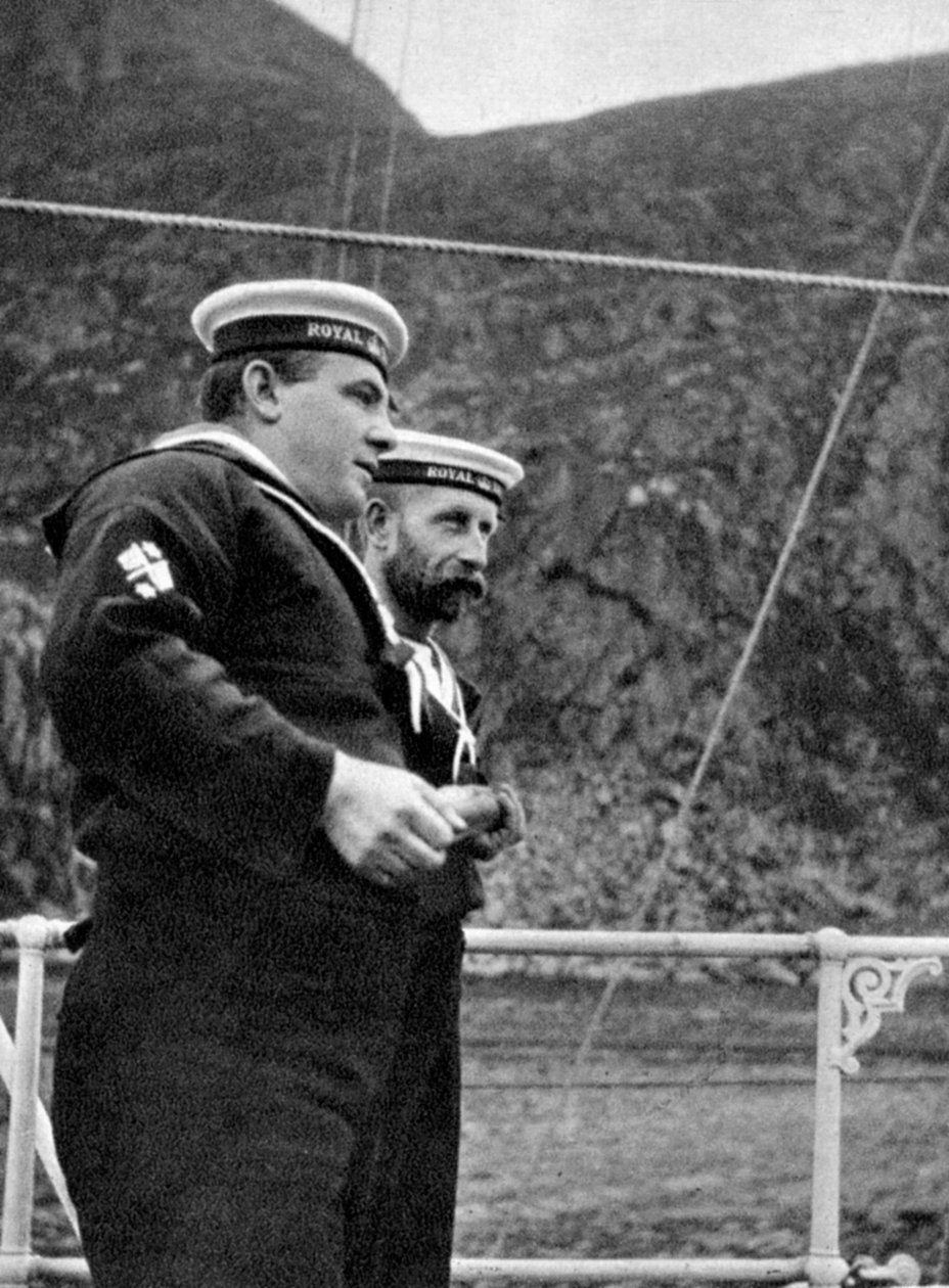 Zwei Matrosen auf der königlichen Yacht vor der Küste Norwegens von Queen Alexandra