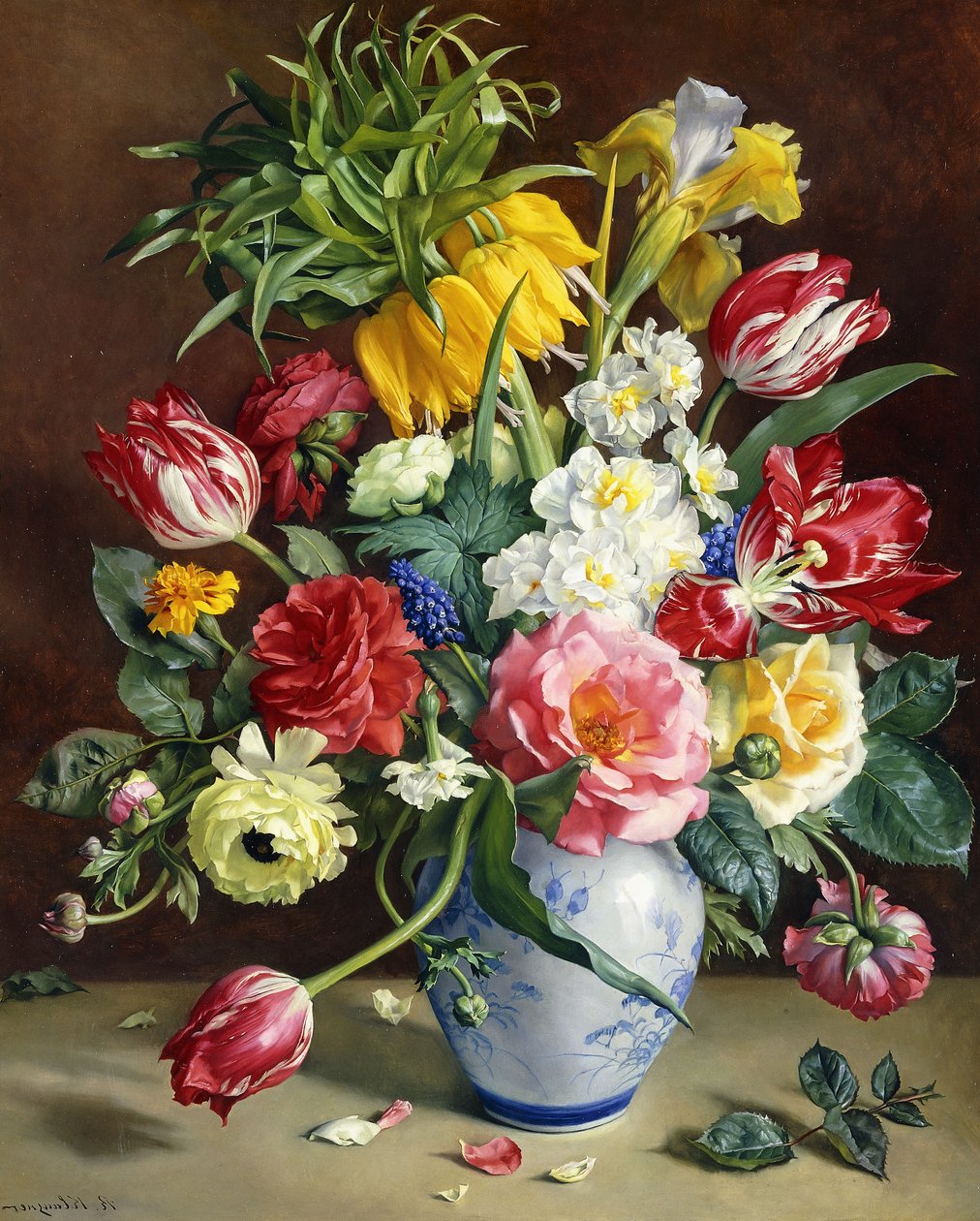 Tulpen, Rosen, Narzissen und andere Blumen in einer blau-weißen Vase von R. Klausner